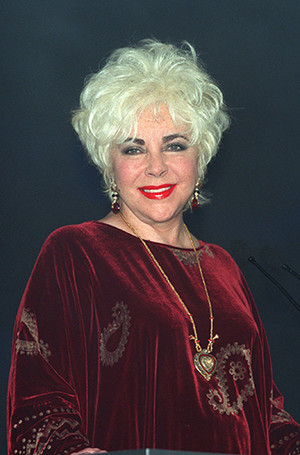 Elizabeth Taylor in 1992 with the Taj Mahal Diamond