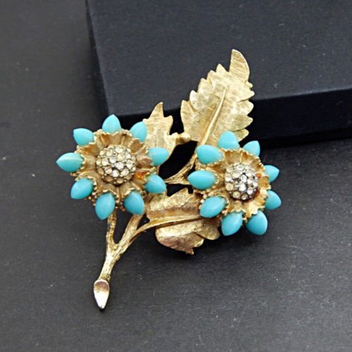 Brooch with flowers from blue stones Har