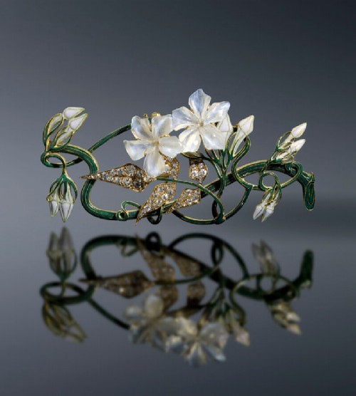 Brooch with white flowers and enamel