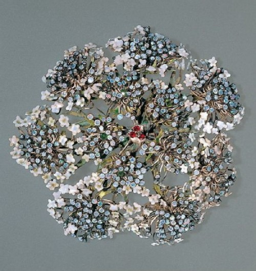 Tiffany's Queen Anne Lace Hair Ornament on display in St. Louis in 1904 (collection of the Metropolitan Museum of Art, New York). It is a hair ornament made of fine silver threads with tiny opals, demantoid garnets, garnets and enamel flowers.
