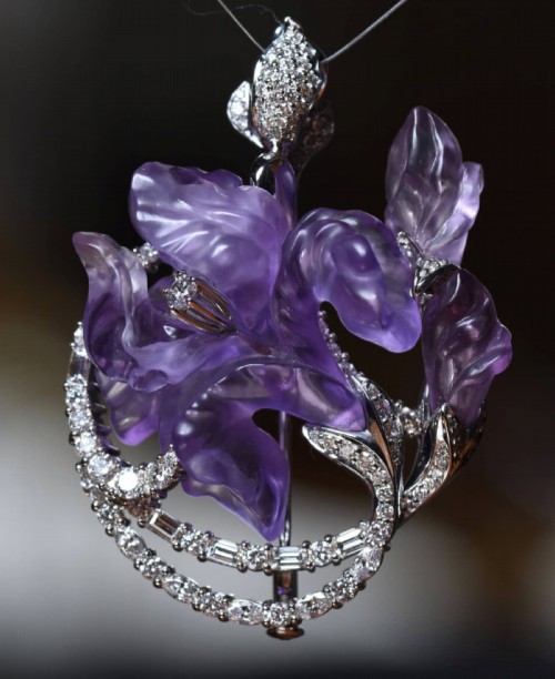 Brooch-pendant. Gold, fancy-shaped diamonds, carved amethyst