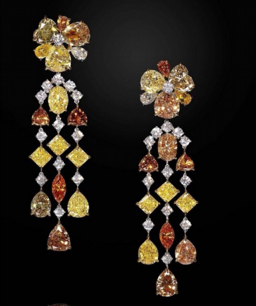 Earrings with colored diamonds weighing 22.60 carats.