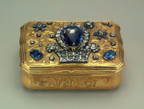 Rectangular snuffbox with wavy walls, 1740s Gold, silver, diamonds, sapphires, quartz, chasing, polishing, punching