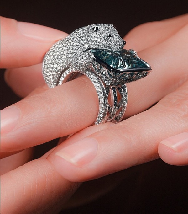 Ring Polar Bear, aquamarine 13.49 ct., Diamonds 6.63 ct., Aquamarine 0.28 ct., Black diamonds 0.01 ct., White gold