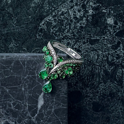 Ring in white gold, white diamonds and emeralds of Zambian origin. Price £ 10,000.00