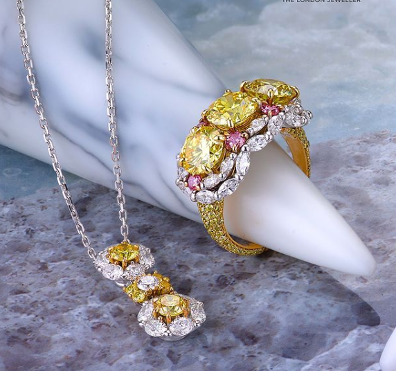Ring in yellow gold with yellow, white and pink diamonds. Pendant, white and yellow gold, yellow and white diamonds