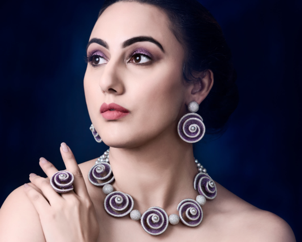The Christmas Tree Work collection is crafted in 18k gold with 146.11 ct amethysts, 170.67 ct Tahitian pearls and 29.03 ct round diamonds