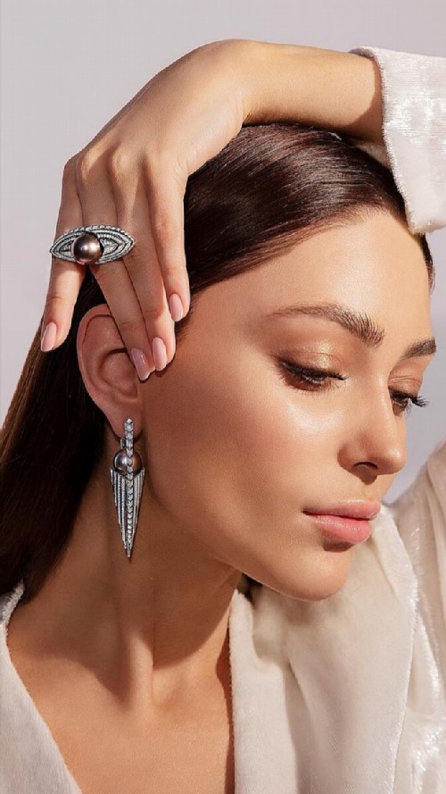 The warm shine of pearls with a hint of dark chocolate and the sparkle of diamond lines. Parura Sydney - stylish neoclassical jewels
