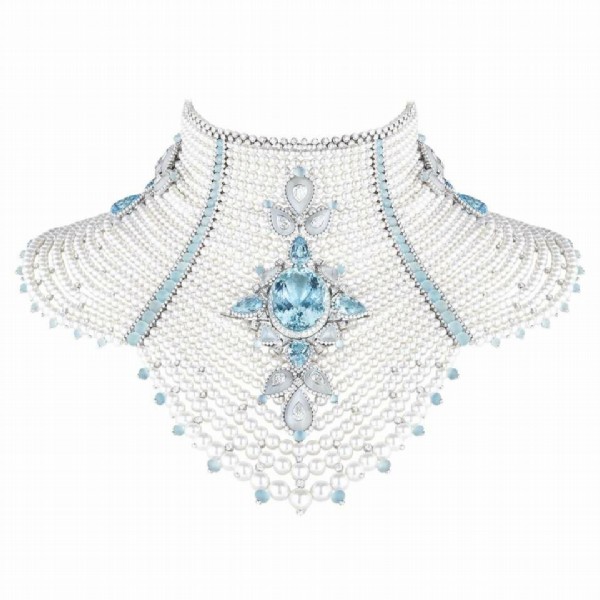 The BAÏKAL necklace is dedicated to the majestic Lake Baikal. It resembles the adornments of medieval noble Russian noblewomen. This magnificent piece of jewelry is crafted in white gold, adorned with a 78.33 carat Santa Maria large aquamarine, shimmering moonstones, pearls, diamonds and aquamarines.