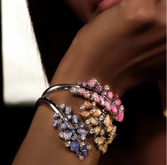 Intense nuances of colours, sparkling ✨multicolour sapphires for this bracelet