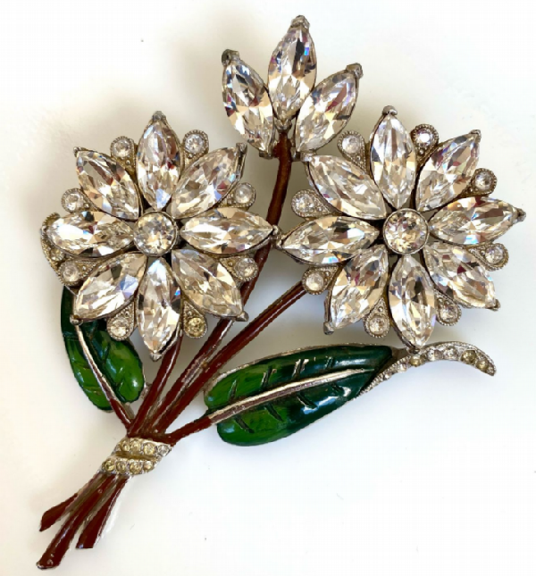 Brooch flowers with spinel