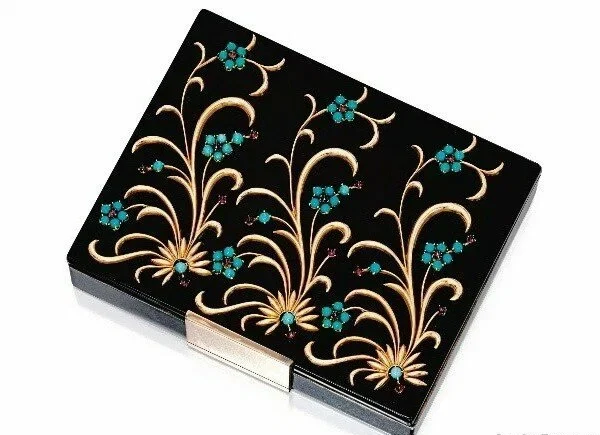 Rectangular silver gilded minaudière, black enameled, floral design with turquoise and ruby ​​cabochons, interior provided with lipstick and powder compartments, with separate black enamel powder box, size 15x10 cm, Van Cleef & Arpels, France, circa 1939.