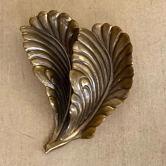 Vintage Jeri-Lou Leaf scarf clip