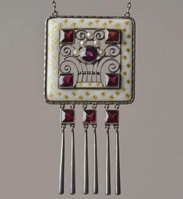 Pendant in silver with gilding enamel and garnets Theodor Fahrner circa 1910.