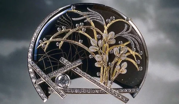 Brooch in Japanese style with floral motif.
