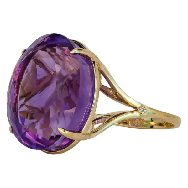 14 Karat Gold Ring with Amethyst and Diamonds.