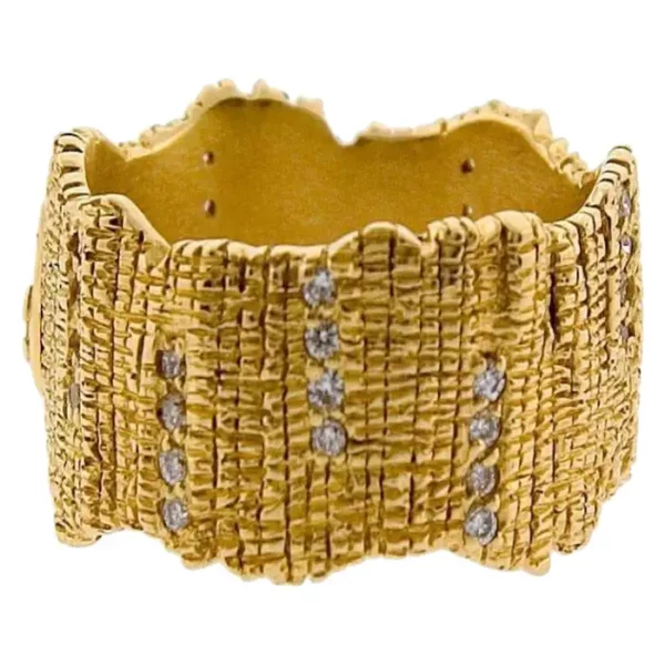 Yellow Gold Wire Band Ring with 0.26 Carat Brilliant Diamonds.