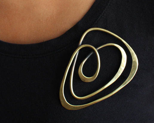 Brooch in brass.