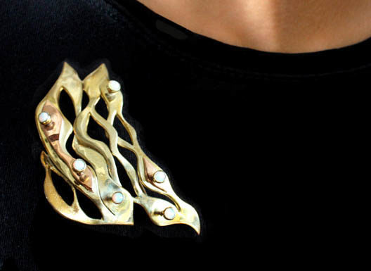 Brooch in gold and opals.