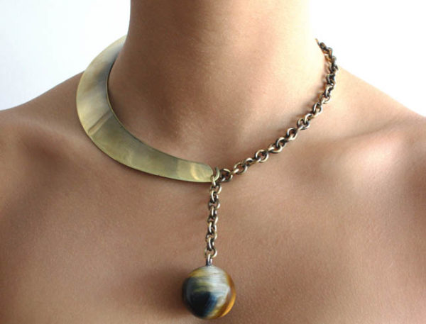 Necklace in brass and tiger eye.