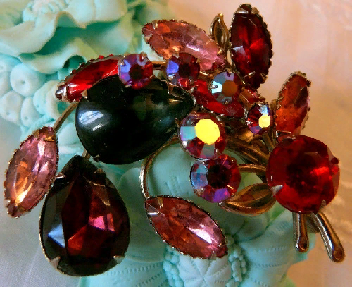 Beau Jewels brooch Shades of red, 1950s.