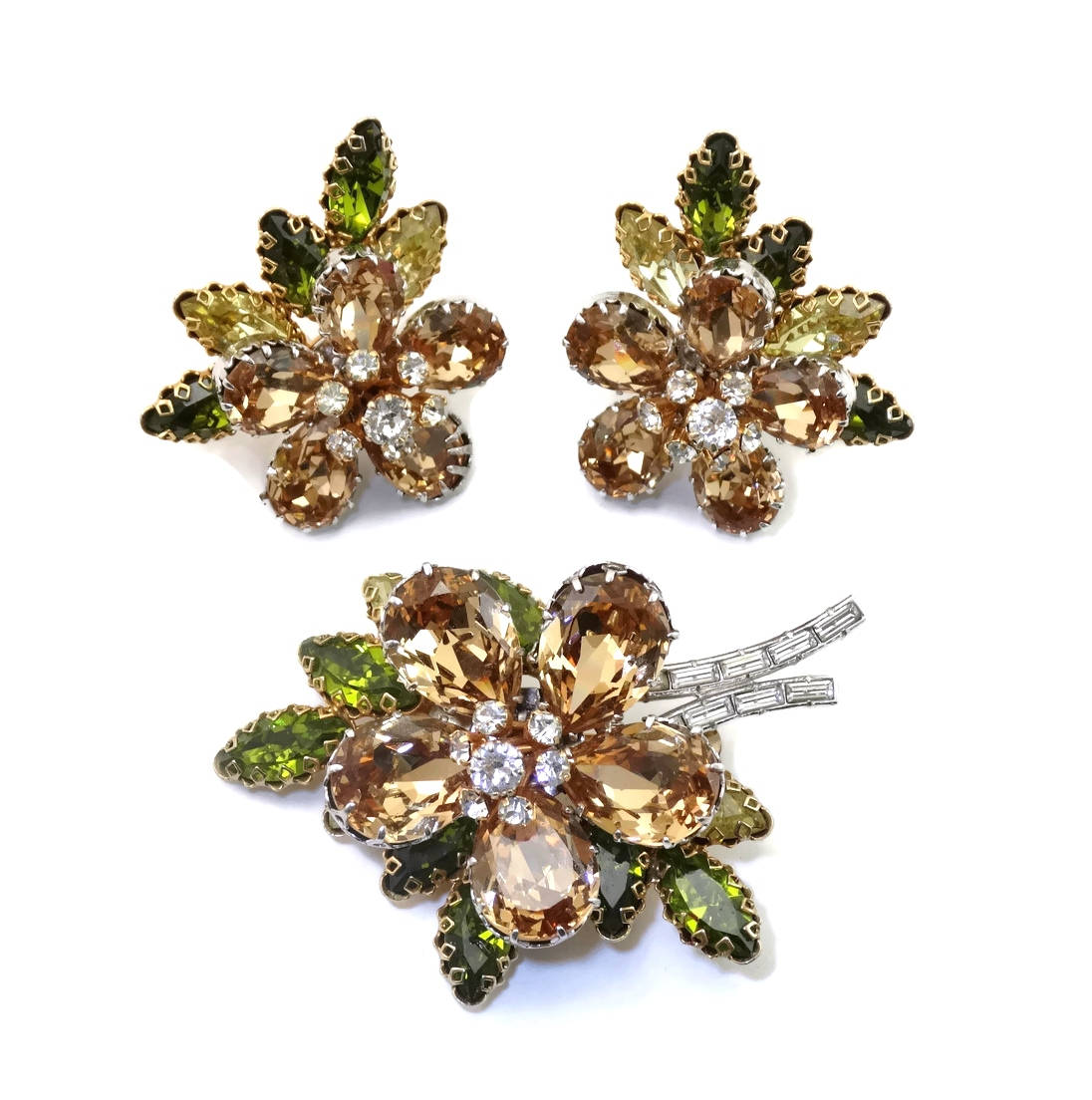 Brooch and earrings with rock crystal in the form of flowers.