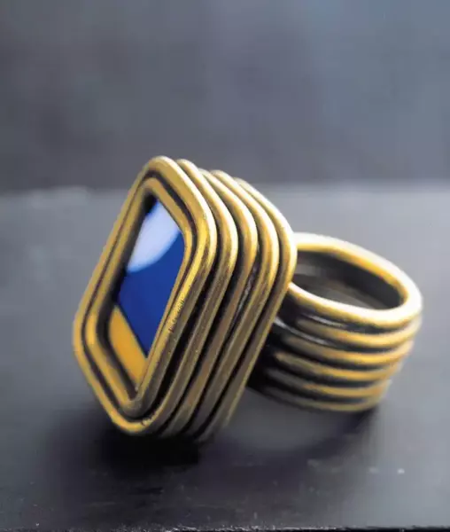 Large ring with lapis lazuli.