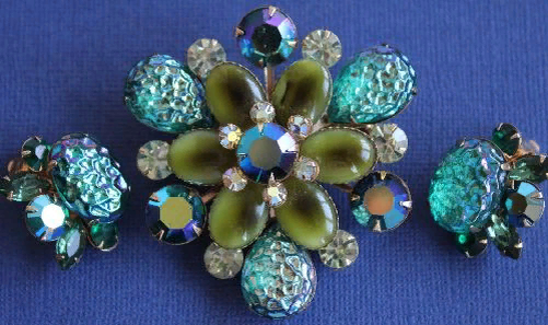 Set of vintage brooches and clips. 1960 70s.