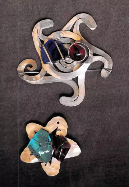 Silver brooch with large stones.