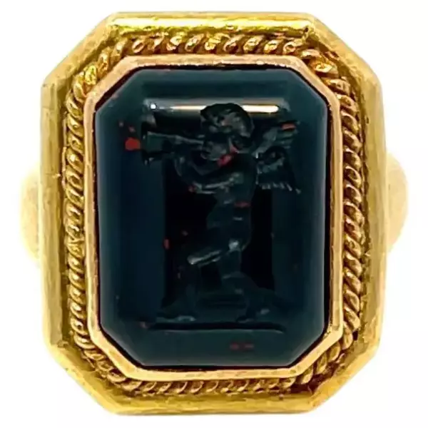 Elizabeth Locke Agate Ring 18K Yellow Gold.