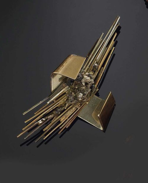 GOLD BROOCH, ARNALDO POMODORO, 1954. White and yellow gold.