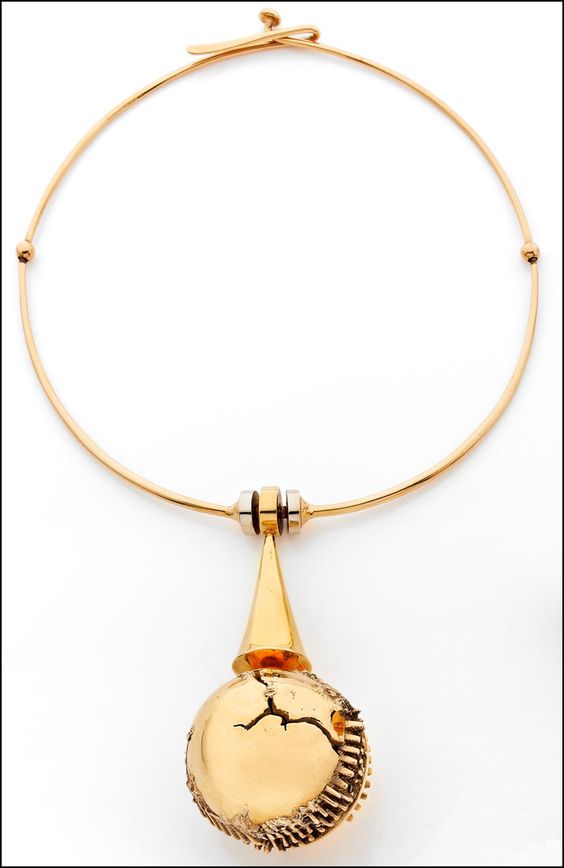 Round Solid Geometric Pendant Necklace, Gold.