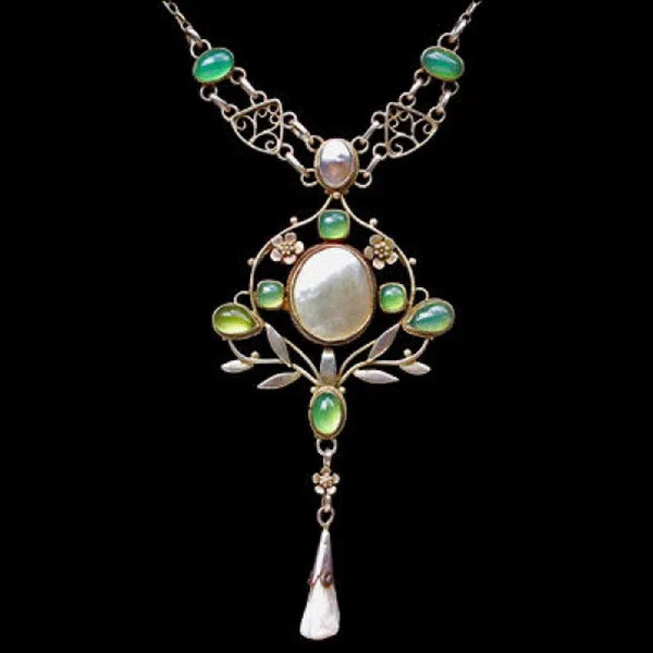 Chalcedony and pearl silver necklace Arthur and Georgie Gaskin circa 1903.