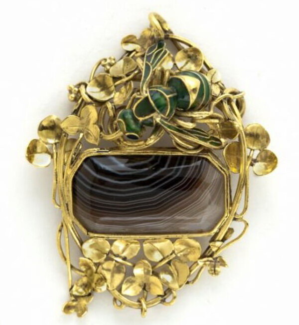 Gold brooch with agate and enamel, Henri Husson, circa 1909, from the collection of the Museum of Fine Arts, Paris.