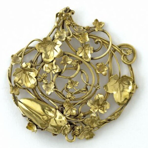 Gold pendant, Henri Husson, circa 1909, from the collection of the Museum of Fine Arts, Paris.