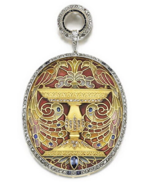 Gold pendant brooch depicting a pair of peacocks on a fountain, decorated with stained glass enamel, sapphires and diamonds, Masriera, circa 1920.