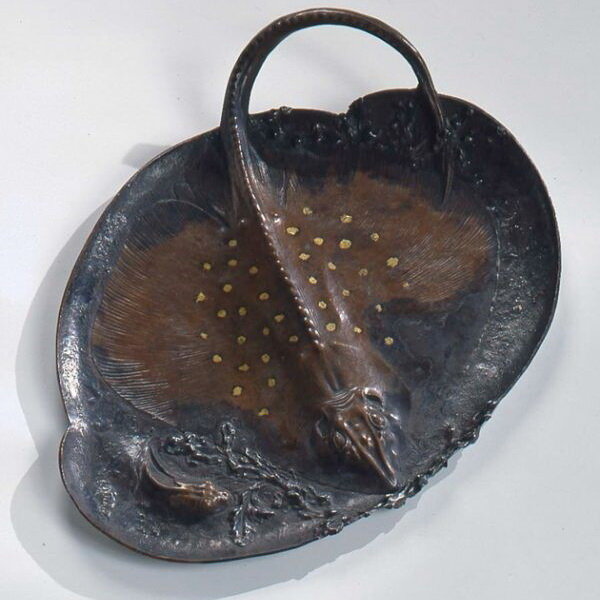 Patinated bronze and copper plate in the shape of a stingray with gold inlay, 38.1 x 28.6 cm, Henri Husson, circa 1907 1908.