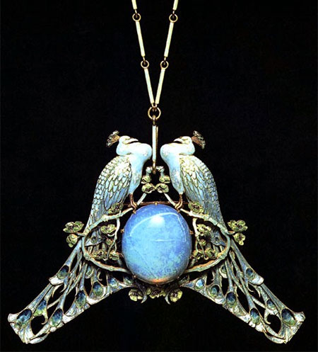 Pendant with two peacocks, Art Nouveau era. The work of French jeweler Rene Lalique.