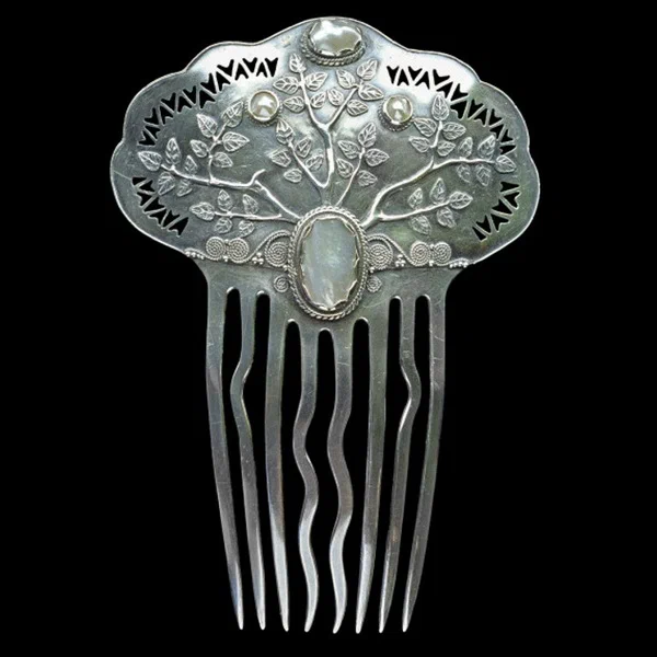 Silver comb with pearls Arthur and Georgie Gaskin circa 1910.