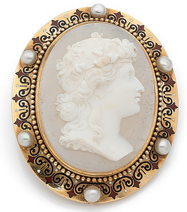 Agate cameo brooch set in gold and pearls, Alexis Falise. Agate cameo brooch set in gold and pearls, Alexis Falise.