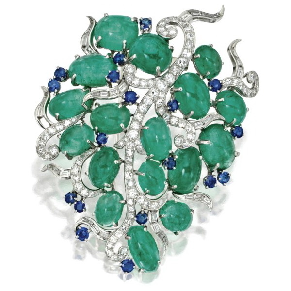 Brooch in platinum with emeralds, sapphires and diamonds, Trabert & Hoeffer Mauboussin, circa 1940.