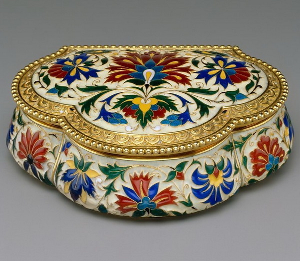 Gold box in Persian style, decorated with enamel, Lucien Falis, circa 1875, from the collection of the Metropolitan Museum of Art. Gold box in Persian style, decorated with enamel, Lucien Falis, circa 1875, from the collection of the Metropolitan Museum of Art.