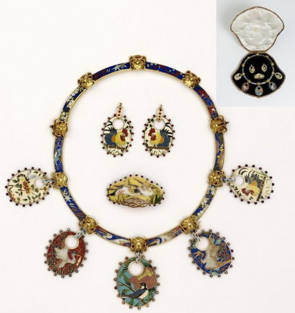 Gold necklace, brooch and earrings, decorated with rubies, diamonds and enamel in the Japanese style by Antoine Tarde, Alexis Falize, 1867 1880, from the collection of the Victoria and Albert Museum. Gold necklace, brooch and earrings, decorated with rubies, diamonds and enamel in the Japanese style by Antoine Tarde, Alexis Falize, 1867 1880, from the collection of the Victoria and Albert Museum.