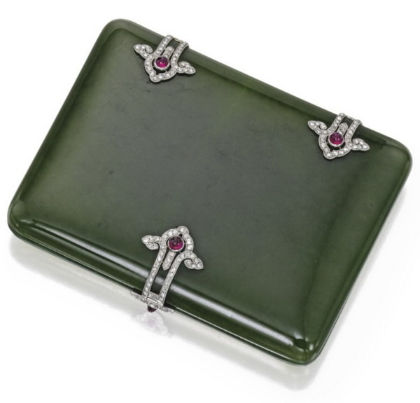 Jade cigarette case set with diamonds and rubies set in platinum, length 9 cm, Mauboussin, circa 1920.