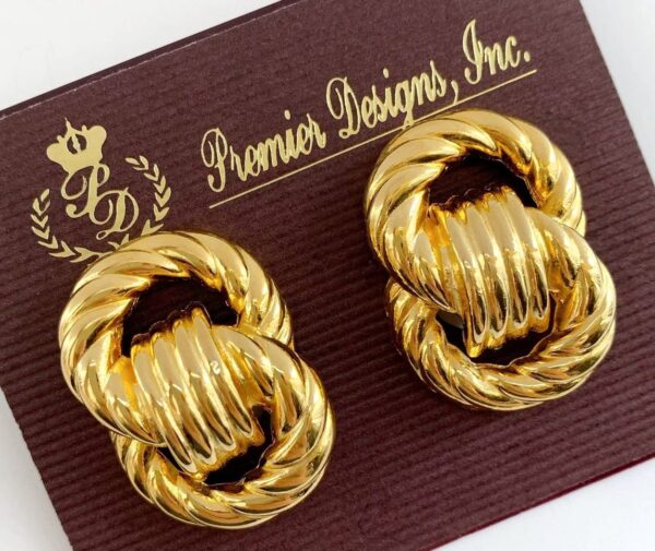 Double hoop earrings in yellow gold.