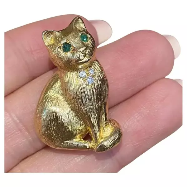 E. Wolfe Cat Brooch with Emeralds and Diamonds in 18k Yellow Gold. E. Wolfe Cat Brooch with Emeralds and Diamonds in 18k Yellow Gold.