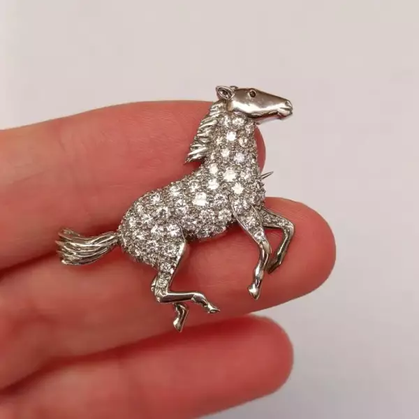 E. Wolfe & Co Horse Brooch 18k Gold with Diamond Pavé London. E. Wolfe & Co Horse Brooch 18k Gold with Diamond Pavé London.