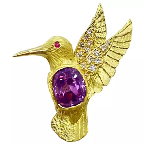 E. Wolfe & Co. 18 Karat Gold Hummingbird Brooch 4.37 Carat Cushion Pink Sapphire. E. Wolfe & Co. 18 Karat Gold Hummingbird Brooch 4.37 Carat Cushion Pink Sapphire.