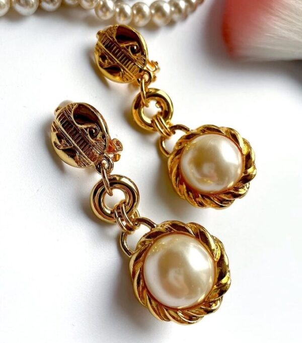 Gold plated earrings with pearls.