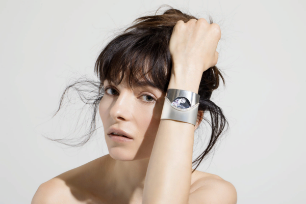 Anna Maccieri Rossi bracelet from the 'Teatro' collection in white gold with mother of pearl and sapphires.